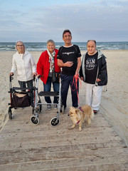 Ausflugsgruppe im September am Ostseestrand - Immanuel Haus Ecktannen