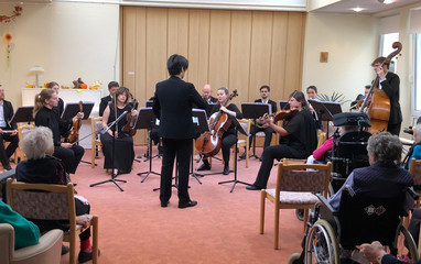 Musiker der Neuen Philharmonie Berlin unter der Leitung von Keuntae Park erfüllen unsere Räume mit klassischen Klängen.
