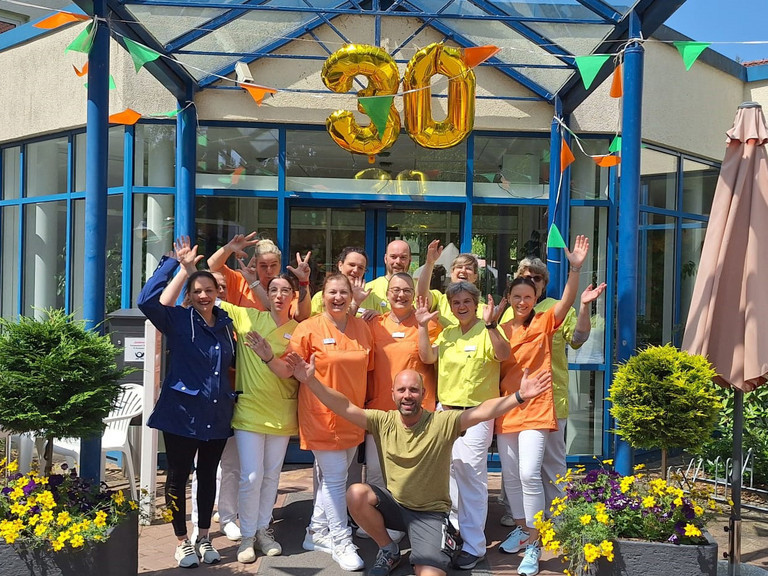 Gruppenbild des Teams vor dem Eingang mit einem 30 Ballon - Immanuel Haus Ecktannen in Waren Gruppenbild des Teams vor dem Eingang mit einem 30 Ballon - Immanuel Haus Ecktannen in Waren