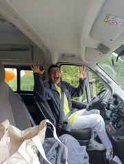 Fahrer des Transporters blickt mit witzigem Gesichtsausdruck und erhobenen Händen in die Kamera beim Festumzug zum Jubiläums-Müritzfest mit Pflegekräften, Bewohnerinnen und Bewohnern aus dem Immanuel Haus Ecktannen