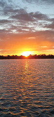 Sonnenuntergang über der Müritz mit orangefarbenem Himmel und Spiegelung auf dem Wasser Sonnenuntergang über der Müritz mit orangefarbenem Himmel und Spiegelung auf dem Wasser