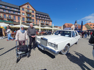 Zwei Bewohner des Immanuel Haus Ecktannen stehen auf einem Platz neben einem weißen alten Mercedes Zwei Bewohner des Immanuel Haus Ecktannen stehen auf einem Platz neben einem weißen alten Mercedes
