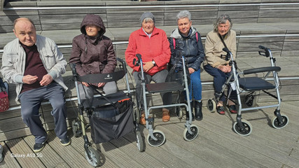 Reisegruppe entspannt sich auf Bank