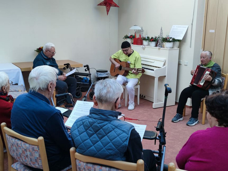 Tagesgäste und Heimbewohner lassen mit Tagespflege-Team das Jahr musikalisch ausklingen Tagesgäste und Heimbewohner lassen mit Tagespflege-Team das Jahr musikalisch ausklingen