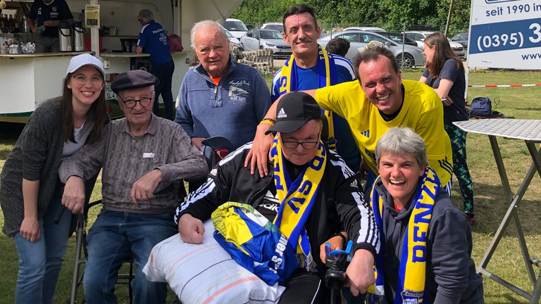 Ausflugsgruppe beim Fußballspiel - Immanuel Haus Ecktannen Ausflugsgruppe beim Fußballspiel - Immanuel Haus Ecktannen