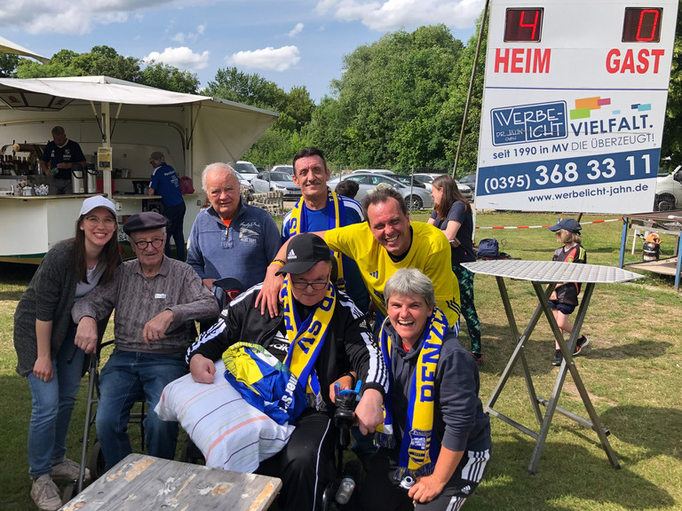 Ausflugsgruppe beim Fußballspiel - Immanuel Haus Ecktannen