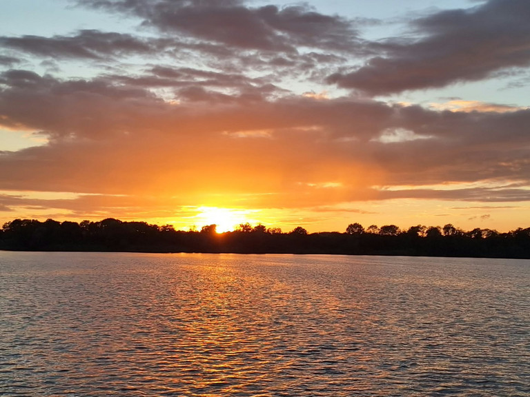 Leuchtender Sonnenuntergang über der Müritz während des Mitarbeiterausflugs des Immanuel Hauses Ecktannen Leuchtender Sonnenuntergang über der Müritz während des Mitarbeiterausflugs des Immanuel Hauses Ecktannen