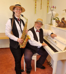 Das Duo „Original Giebelwälder“ mit Andreas Schuss und Vanessa Feilen beeindrucken mit Gesang und ihren vielen Instrumenten