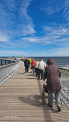 Reisegruppe auf Seebrücke unterwegs