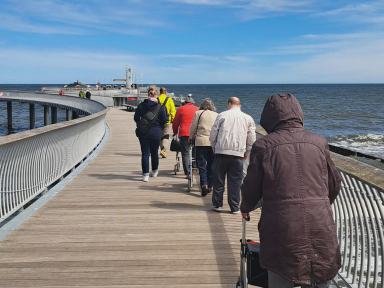 Reisegruppe auf Seebrücke unterwegs