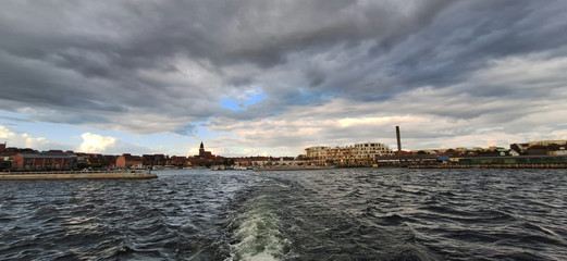 Blick vom Ausflugsschiff über die Müritz auf Waren unter einem wolkenreichen Himmel Blick vom Ausflugsschiff über die Müritz auf Waren unter einem wolkenreichen Himmel