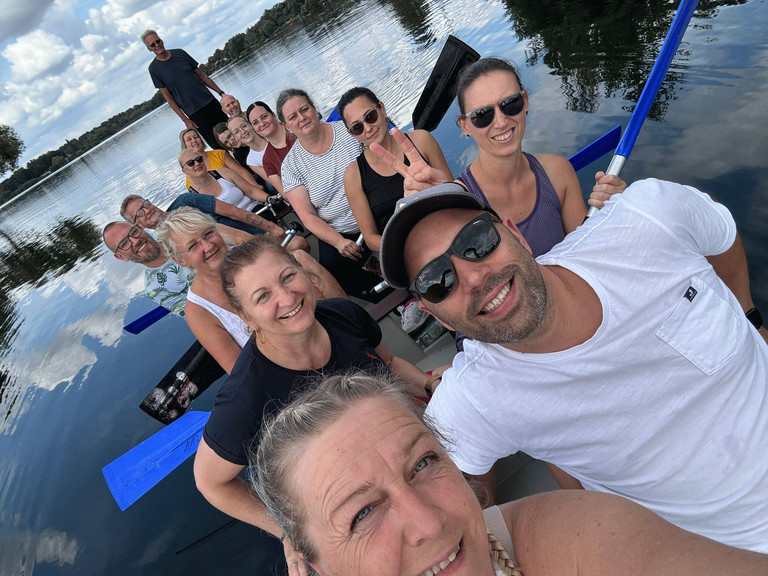 Selfie der Paddelgruppe im Drachenboot - Immanuel Haus Ecktannen