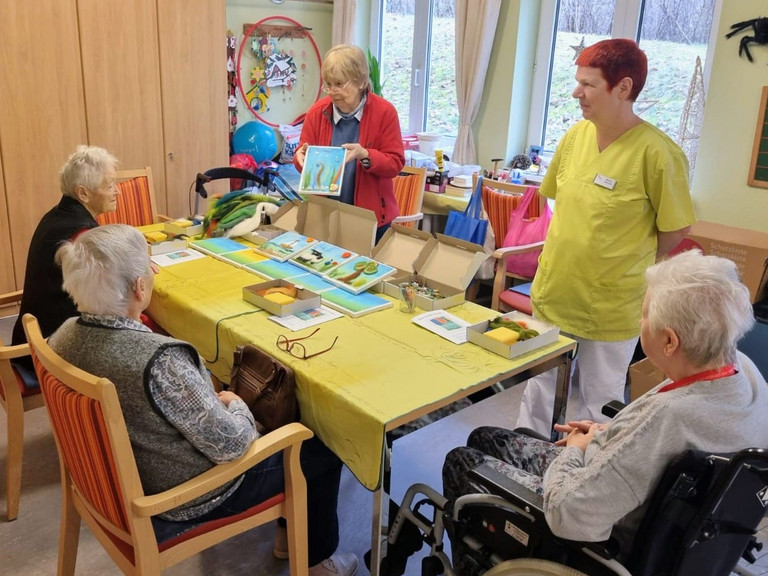 Bewohnerinnen des Immanuel Haus Ecktannen gemeinsam mit einer Pflegerin bei der kreativen Gestaltung