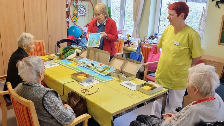 Bewohnerinnen des Immanuel Haus Ecktannen gemeinsam mit einer Pflegerin bei der kreativen Gestaltung