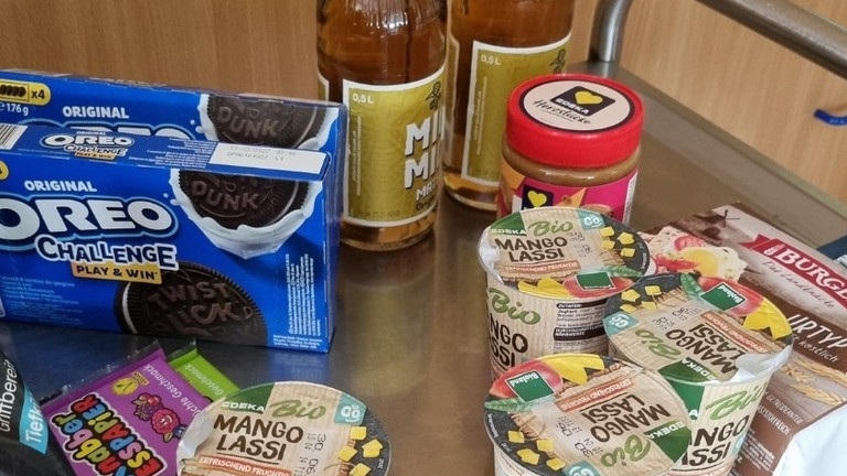 Schüler stellen Produkte wie Mate, Matcha und Oreo vor
