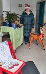 Eine Mitarbeiterin des Immanuel Haus Ecktannen vor den Nikolaussteifeln beim diesjährigen Werihnachtsmarkt Eine Mitarbeiterin des Immanuel Haus Ecktannen vor den Nikolaussteifeln beim diesjährigen Werihnachtsmarkt