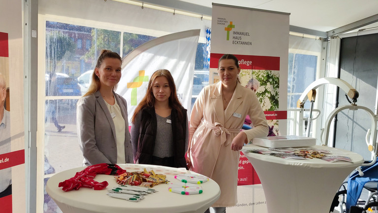 Mitarbeiterinnen der Senioreneinrichtung auf der Ausbildungsmesse in Waren