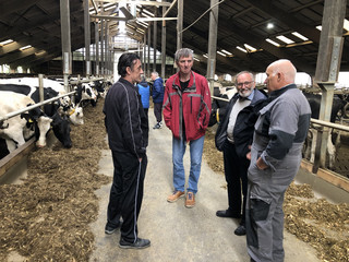Mehrere Bewohner des Immanuel Haus Ecktannen sprechen mit einem Landwirt auf dessen Hof