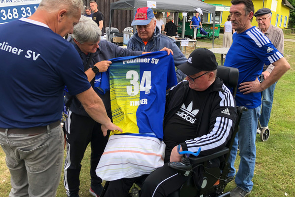 Trikots für die Besuchergruppe beim Fußballspiel - Immanuel Haus Ecktannen Trikots für die Besuchergruppe beim Fußballspiel - Immanuel Haus Ecktannen