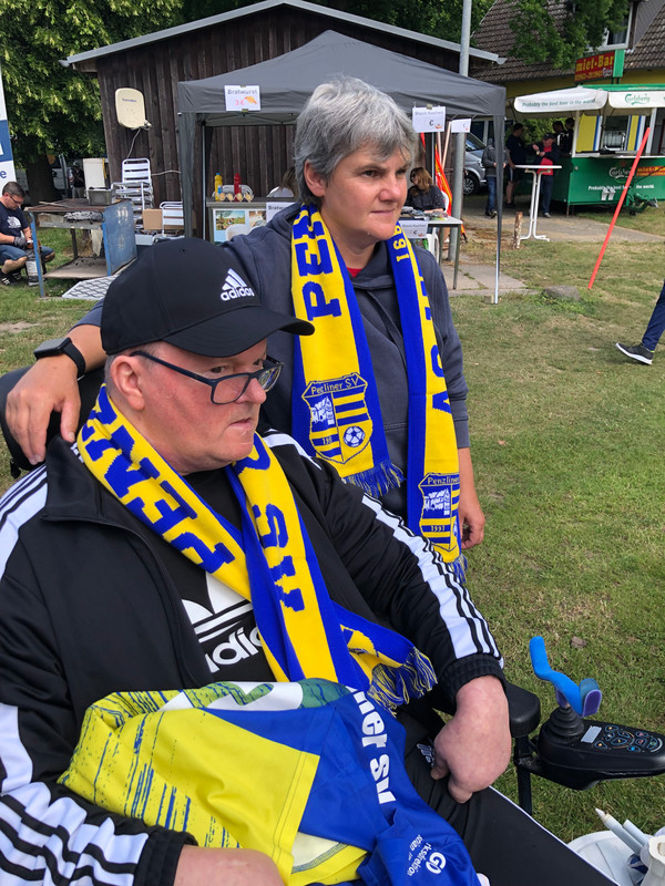 Besucher verfolgen gespannt das Fußballspiel - Immanuel Haus Ecktannen Besucher verfolgen gespannt das Fußballspiel - Immanuel Haus Ecktannen