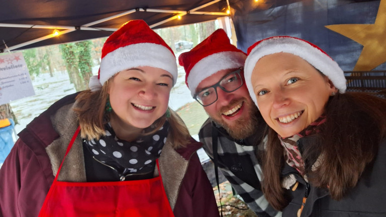 Steffi, Toni und Ina (v. l.) - Immanuel Haus Ecktannen - Weihnachtsmarkt 