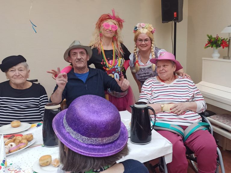 Fasching verbindet – Mitarbeitende und Bewohner feiern gemeinsam