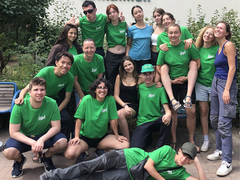 Immanuel Haus Ecktannen - Nachricht - Internationale Jugendgruppe verschönert Seniorenpflegeheim Immanuel Haus Ecktannen in Waren - Gruppenbild